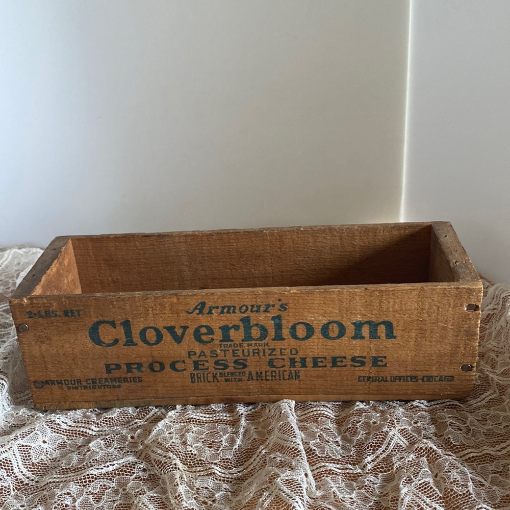 Vintage Armour’s Cloverblossom Trademark Pasteurized Process cheese wooden box